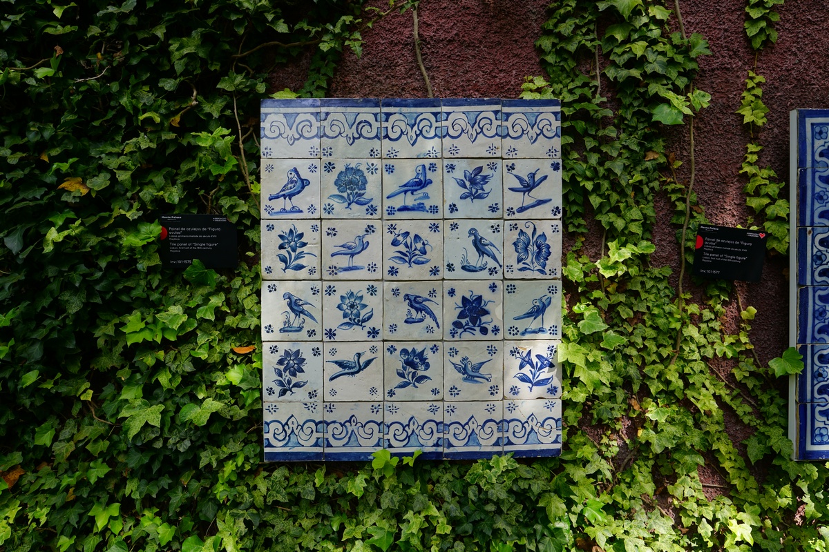 Vogel-Azulejos aus dem 18. Jahrhundert im Monte Palace Tropical Garden auf Madeira