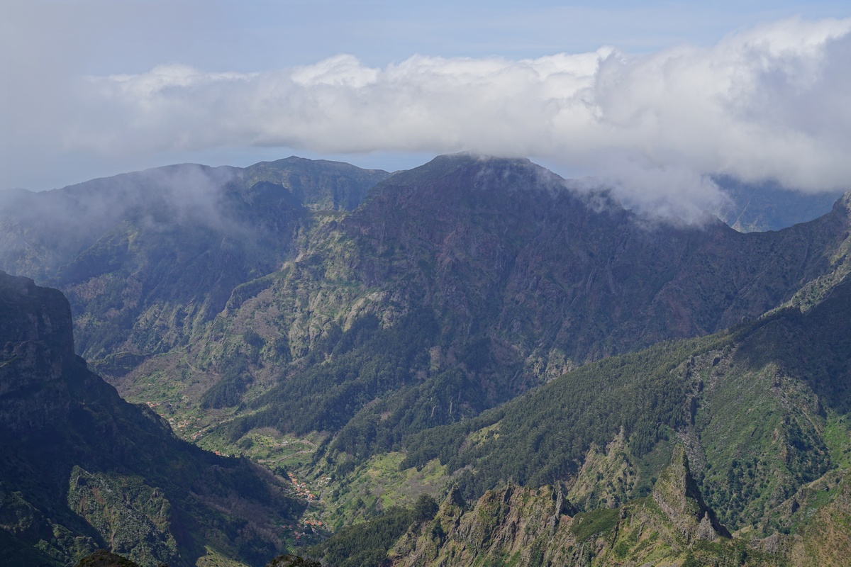 Blick vom Pico Ruivo auf Fajã dos Cardos (Pico Furão) auf Madeira