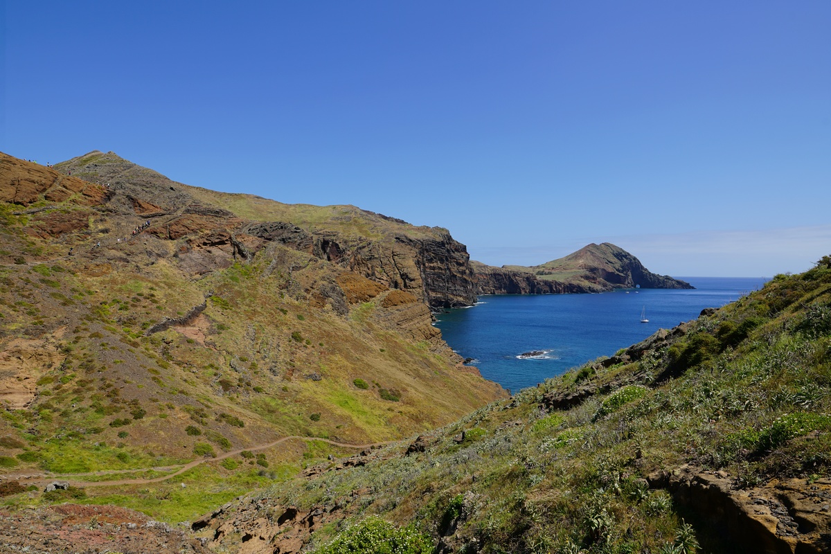 Ponta de São Lourenço bei Caniçal auf Madeira, Südküste (Baia da Abra), mit dem auffälligen Loch im „Elefantenfelsen“