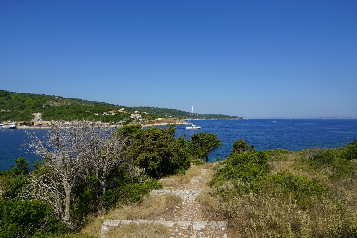 Weg zum kleineren Westanleger von Panagiá, hinten links im Bild der Fährhafen von Paxós