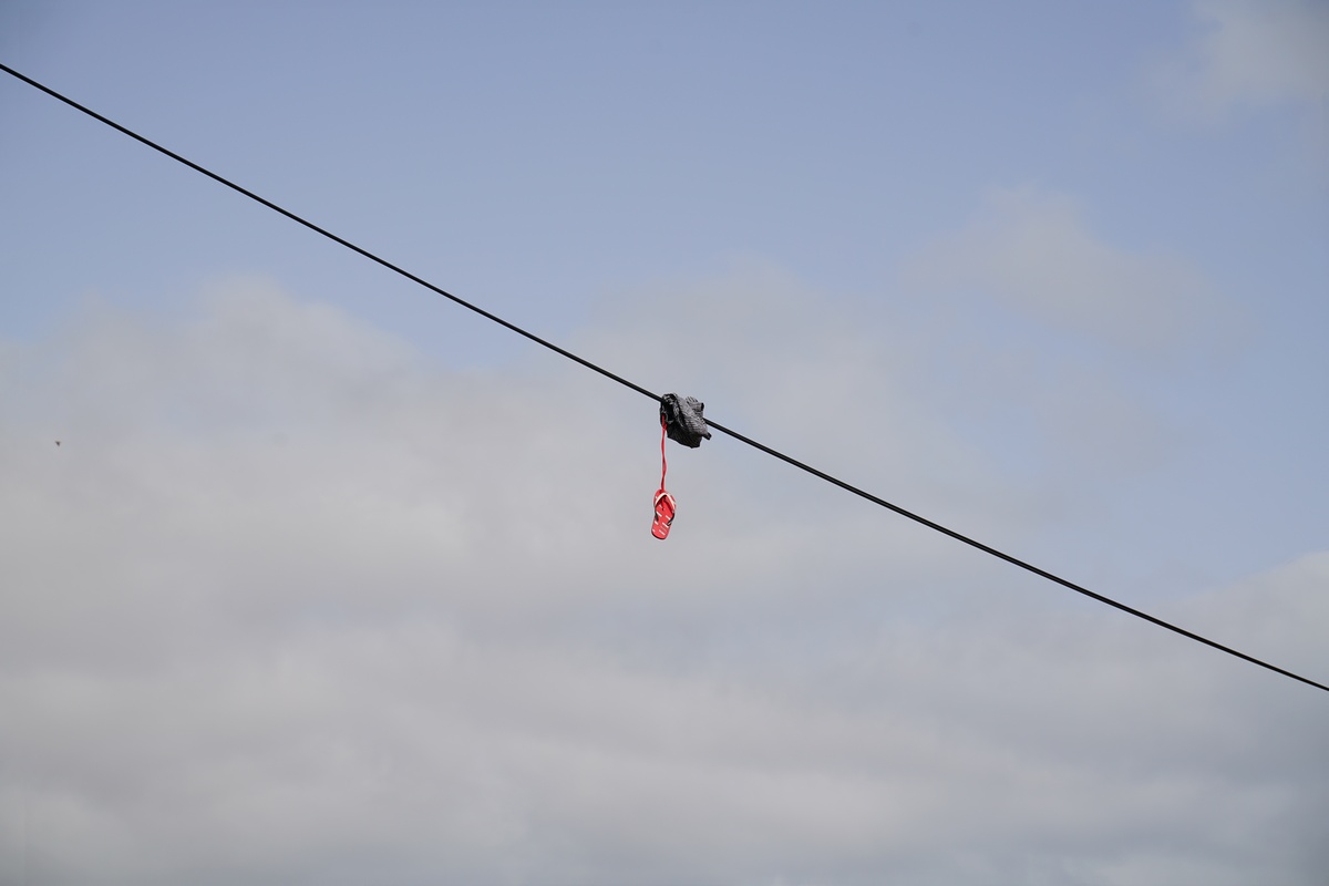Ein Flipflop hängt an einer Telefonleitung auf Porto Santo