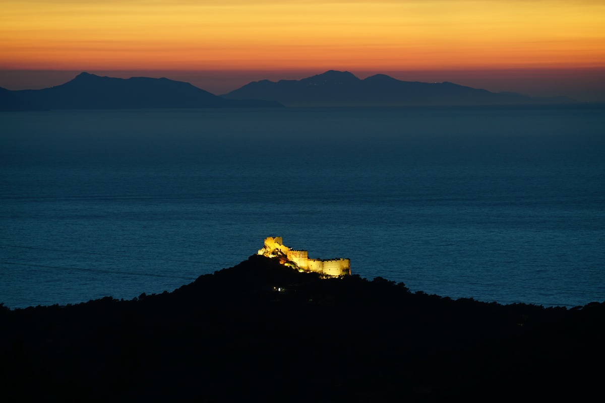 Kritinía-Burg auf Rhodos im Sonnenuntergang