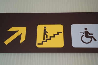 Barrierefreier Flughafen: Zur Behindertentoilette muss man einfach nur die Treppe hinaufgehen