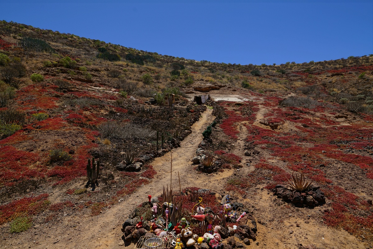 Kuscheltierfriedhof und Weg zu den beiden Hütten in der Caldera des Montaña Clayofita in Los Christianos auf Teneriffa
