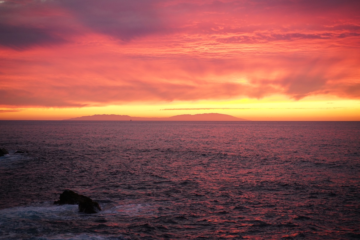 La Palma im Sonnenuntergang von der Mole von Puerto de la Cruz auf Teneriffa gesehen