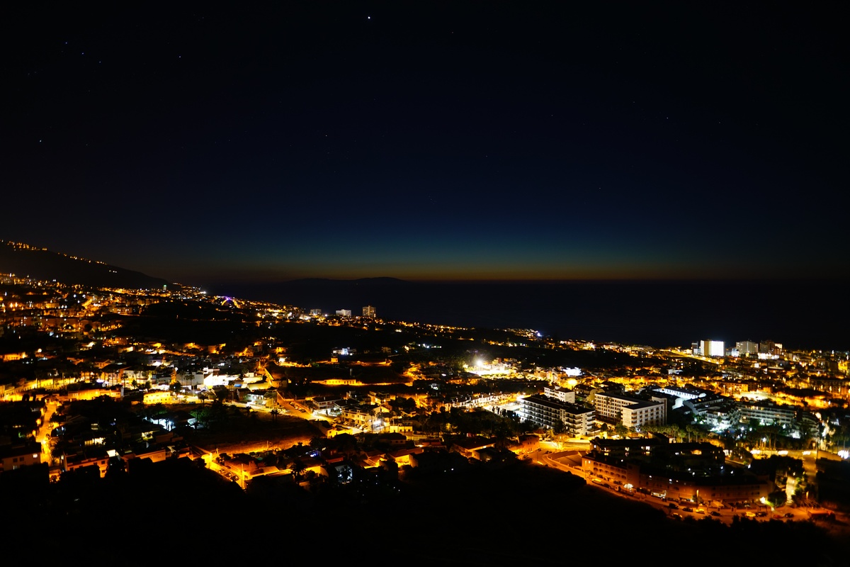 Puerto de la Cruz bei Nacht, vom Hügel des Hotels Las Águilas affiliated by Meliá auf Teneriffa, das hellste Objekt am Himmel ist die Venus