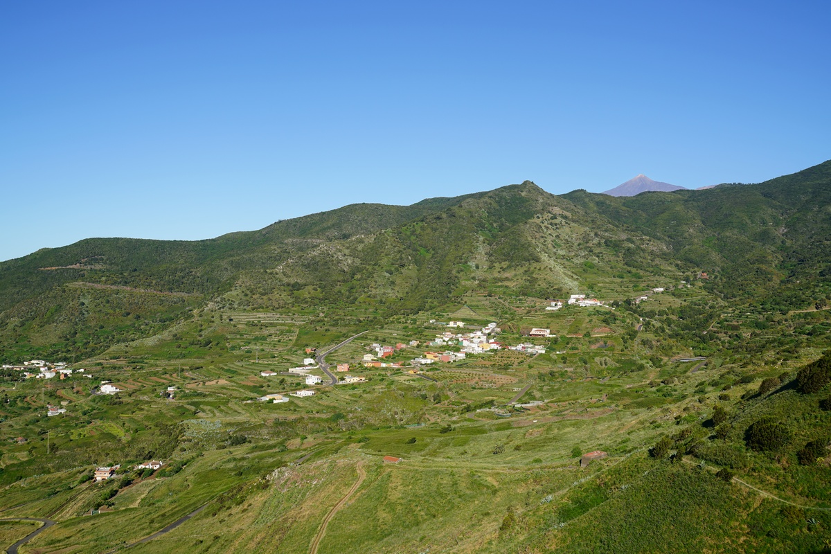 Ausblick vom Mirador Altos de Baracán im Teno-Gebirge auf Teneriffa, im Hintergrund der Teide, davor das Dorf Las Portalas