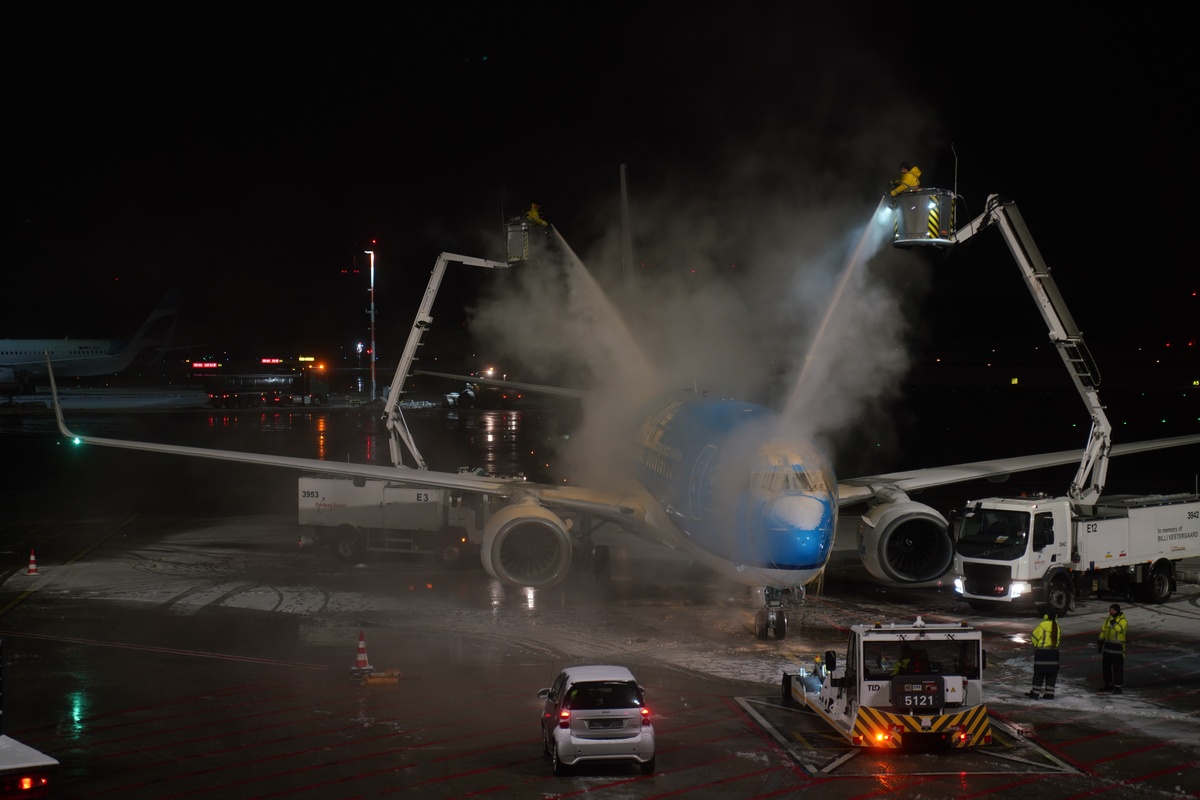 Enteisen der Boeing 737-700 PH-BGG der KLM am Flughafen Hamburg