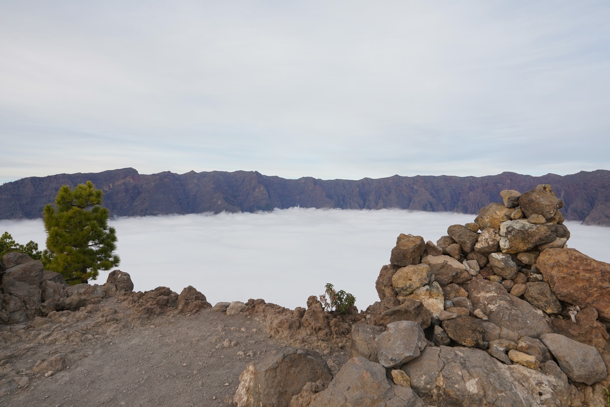 Gipfel des Pico Bejenado auf La Palma, im Hintergrund die nun komplett mit Nebel gefüllte Caldera