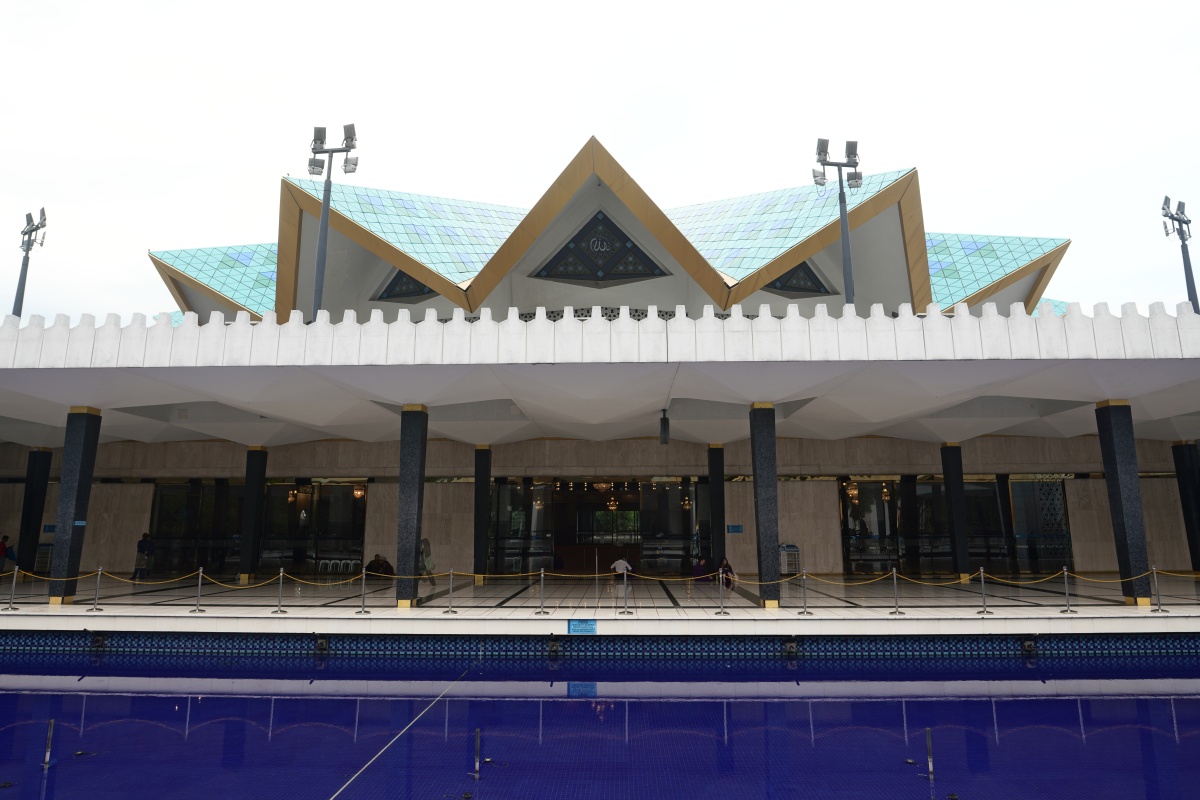 Die Masjid Negara in Kuala Lumpur ist bekannt für ihre auffällige Dachkonstruktion