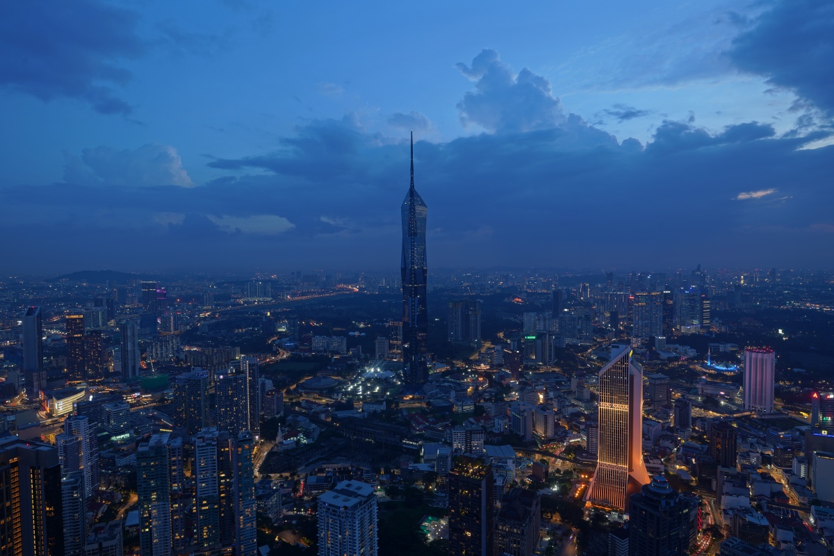 Merdeka PNB 118 in Kuala Lumpur in der Blauen Stunde, gesehen vom KL Tower