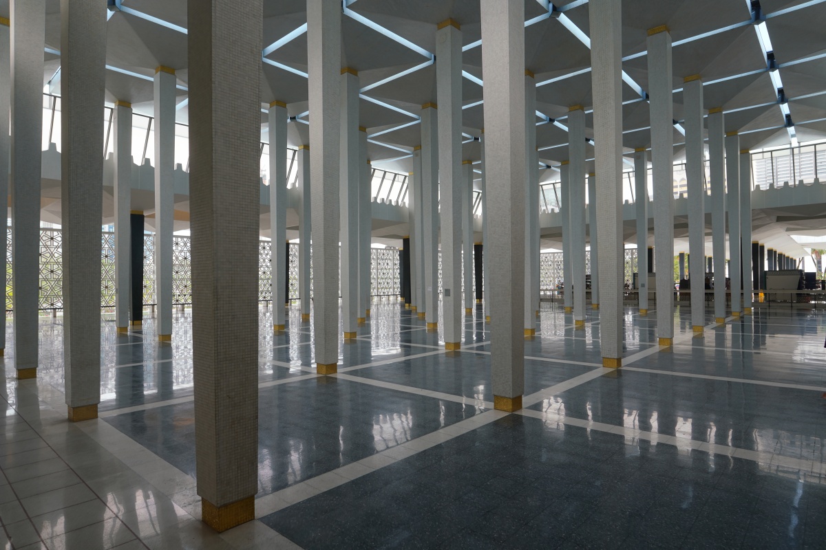 Säulenhalle der Masjid Negara in Kuala Lumpur