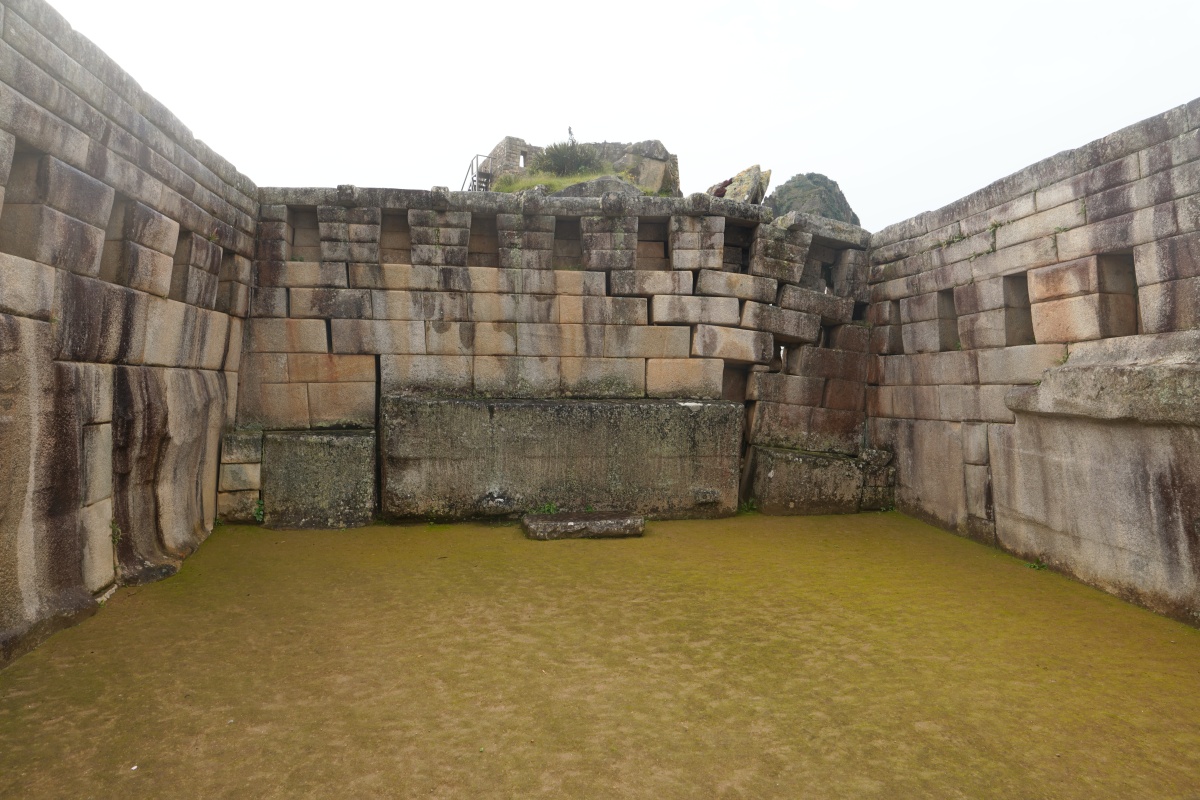 Haupttempel von Machu Picchu mit beschädigter Wand