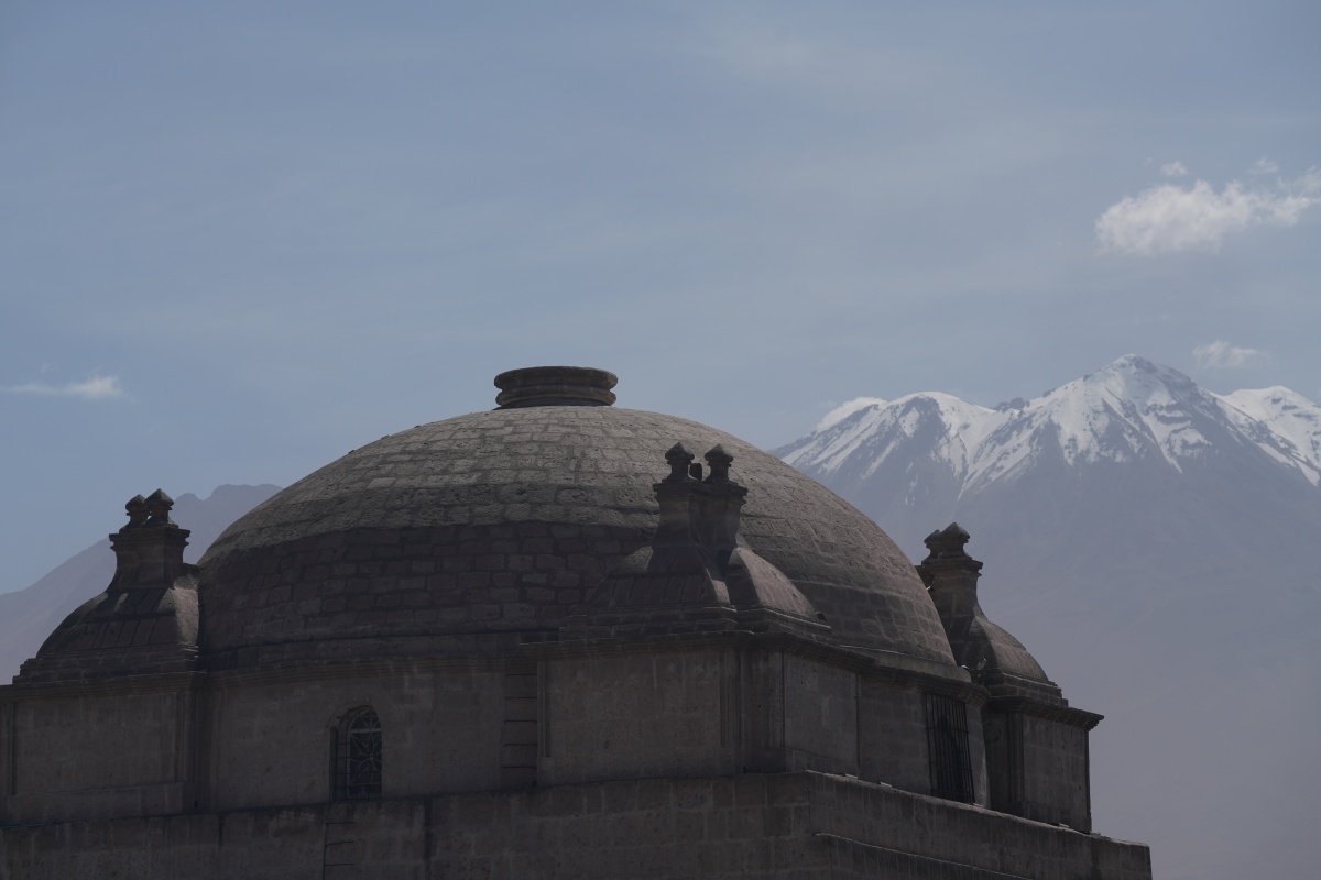 Kuppel der Kirche des Santa-Catalina-Klosters mit Chachani-Vulkan im Hintergrund