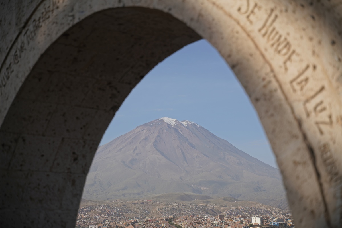 Misti-Vulkan durch einen der Bögen des Yanahuara-Aussichtspunkts in Arequipa fotografiert