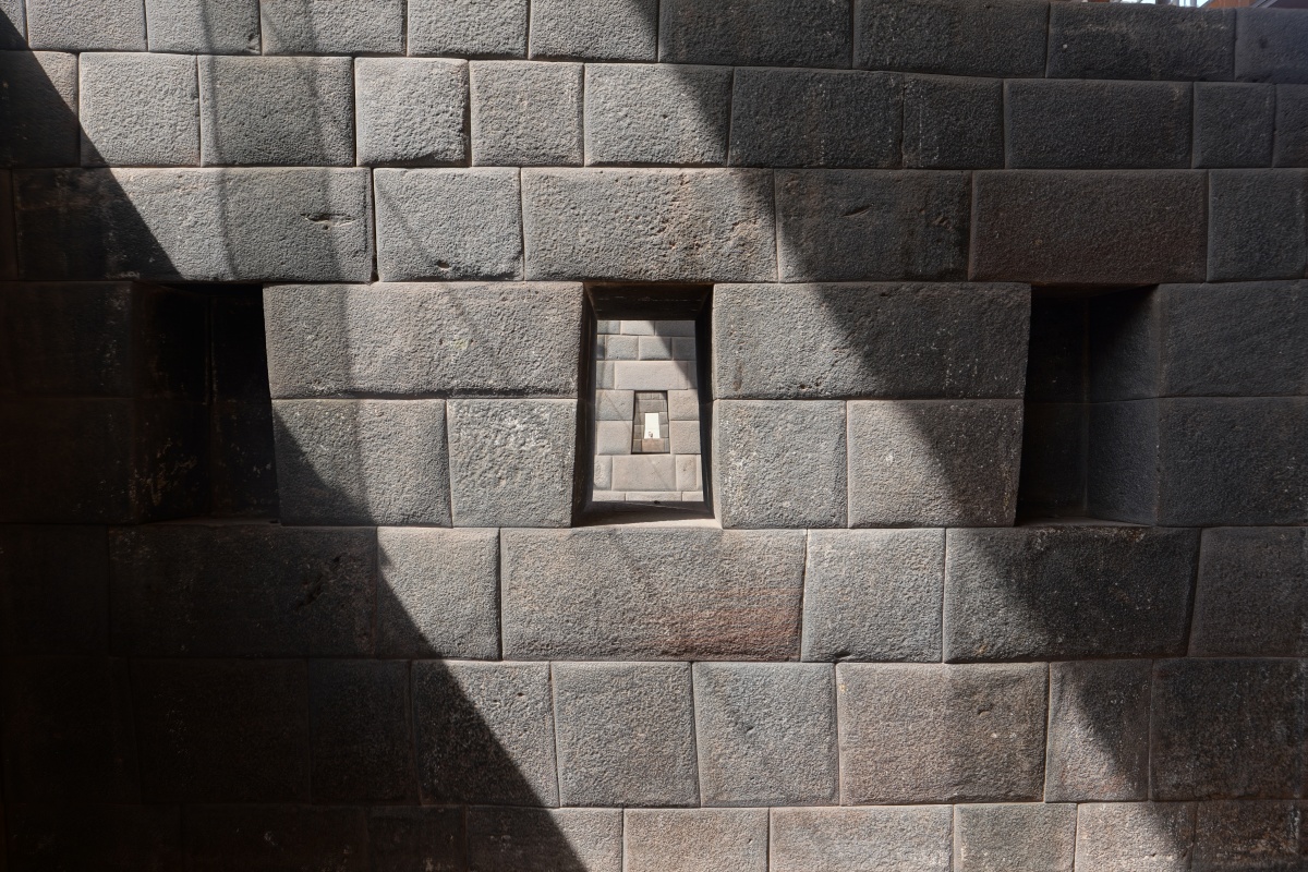 Loch in Inka-Mauern des Dominikanerklosters (Convento de Santo Domingo de Guzmán) von Cusco