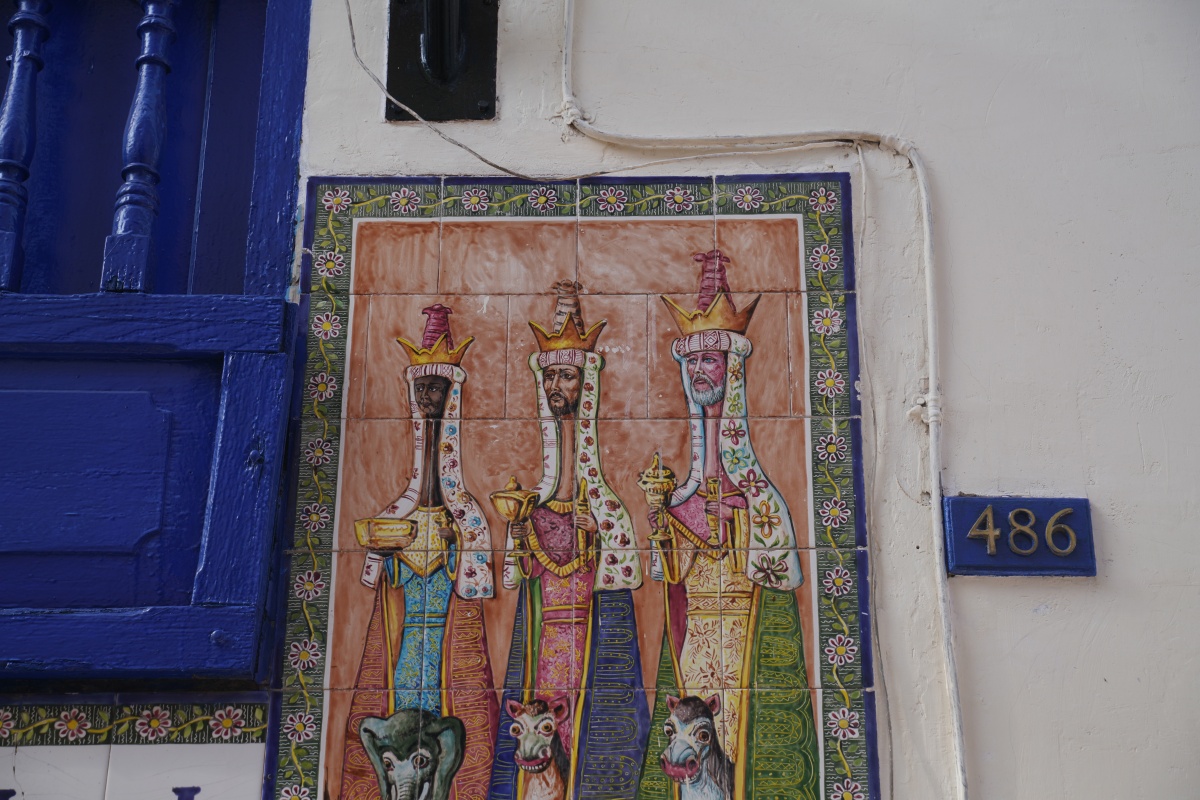 Darstellung von Heiligen mit langem Hals an einem Laden in der Straße Hatunrumiyoc in Cusco, ähnlich wie man sie in der Kirche von San Blas sehen würde