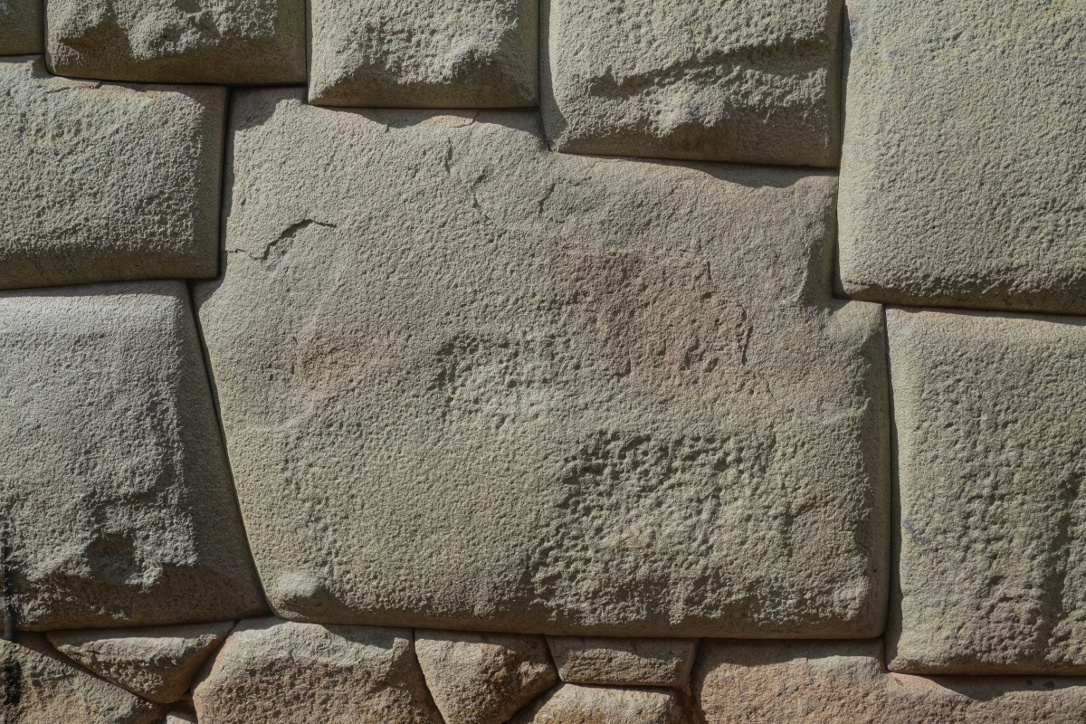 Zwölfeckiger Stein in der Straße Hatunrumiyoc in Cusco