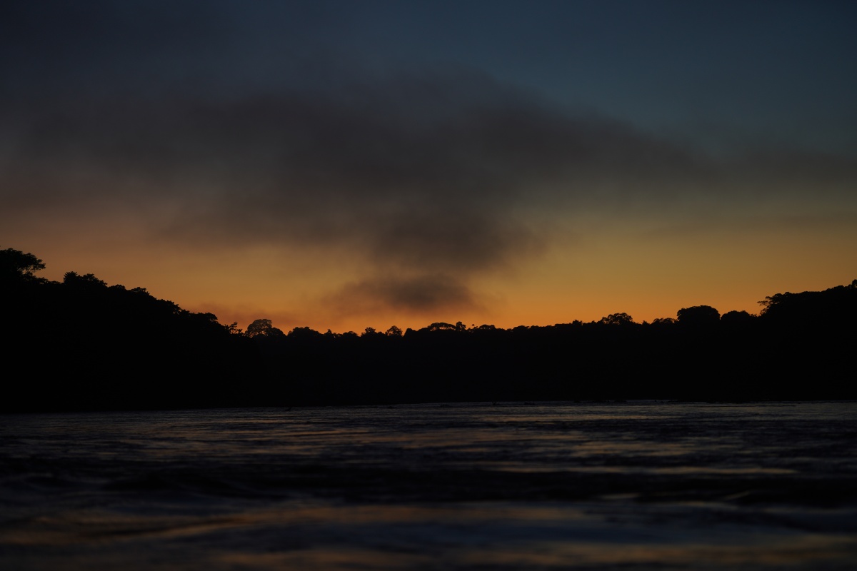 Sonnenaufgang über dem Tambopata-Fluss