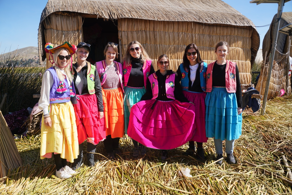 Unsere Mädels in den Trachten der Aymara auf dem Titikaka-See