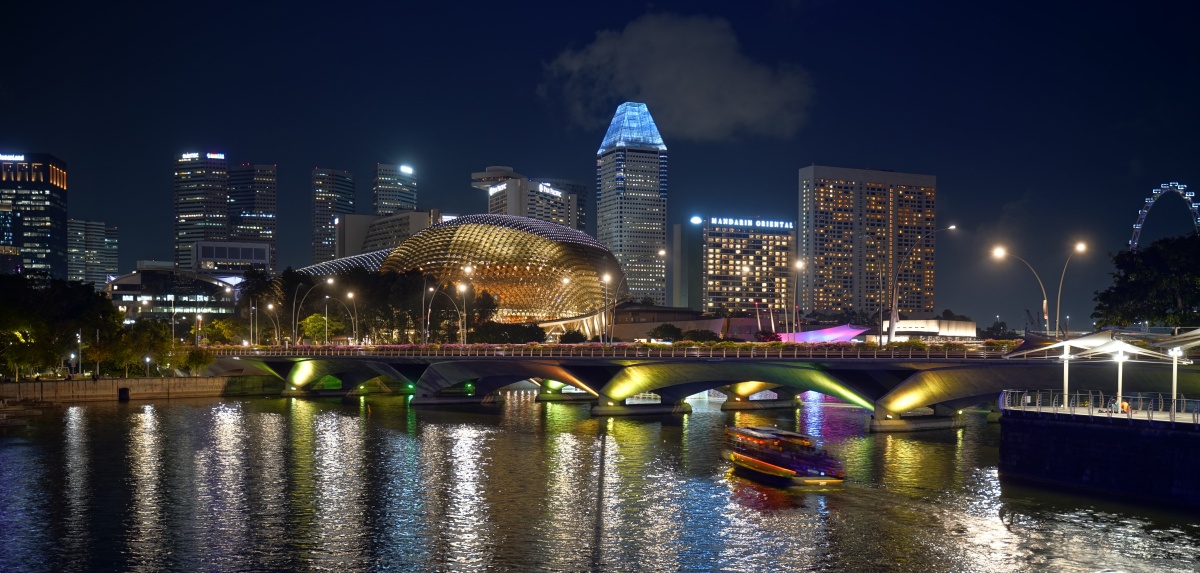 Esplanade von Singapur (so heißen die Brücke und die Konzerthalle), rechts im Hintergrund das Riesenrad Singapur Flyer