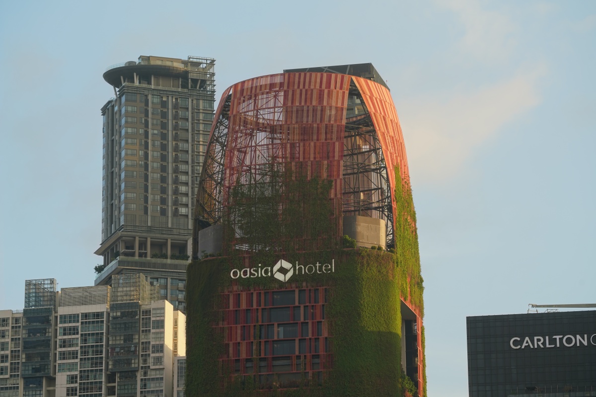 Die Fassade des Oasia-Hotels in Singapur ist bewachsen