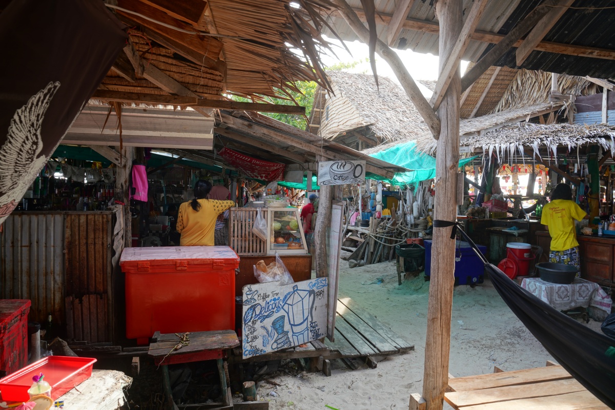 Zwischen den unzähligen Geschäften auf Ko Khai Nai
