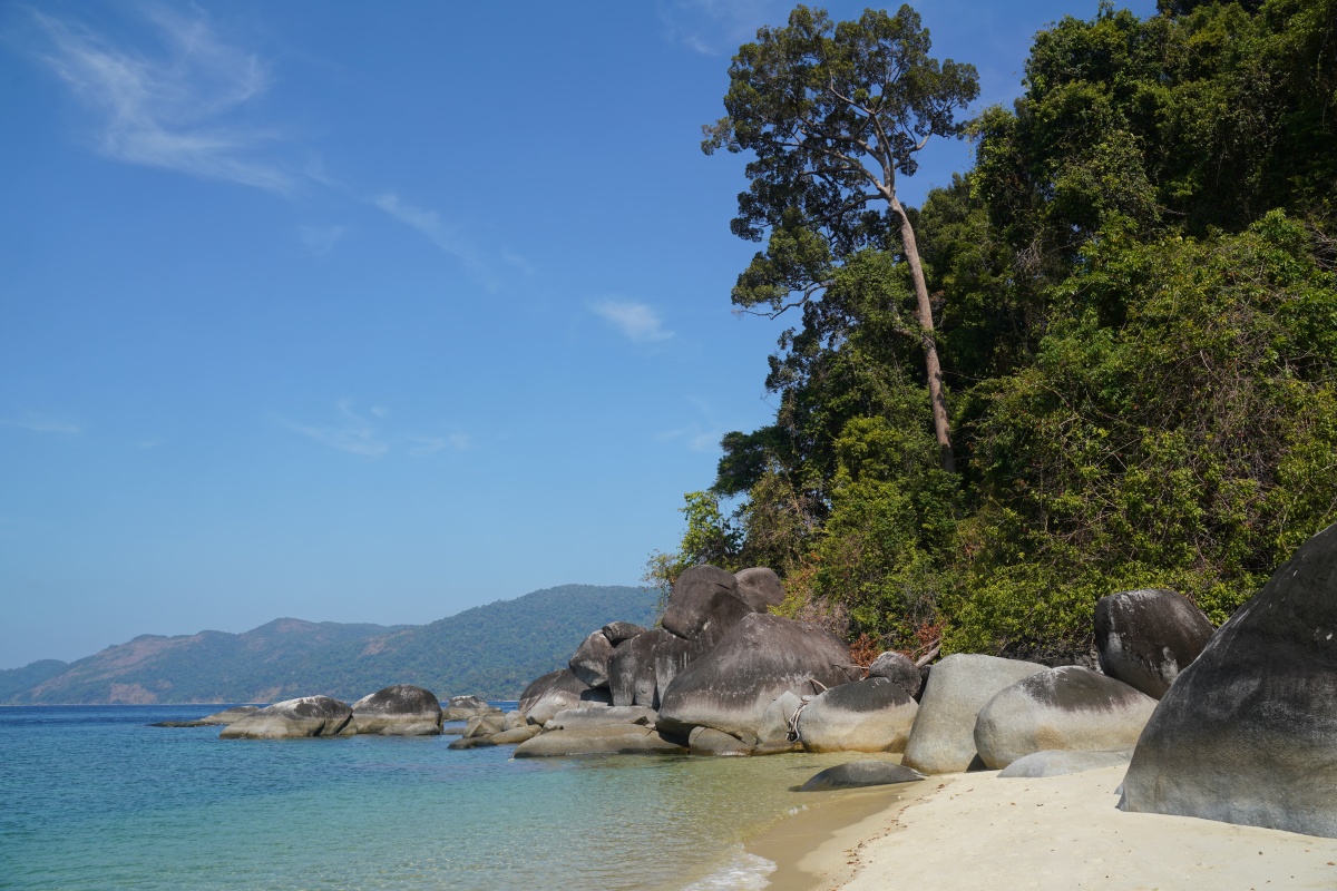 Strand auf Ko Adang, im Hintergrund Ko Rawi