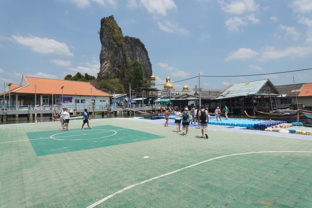 Fußballplatz von Ko Panyee bei der James-Bond-Insel