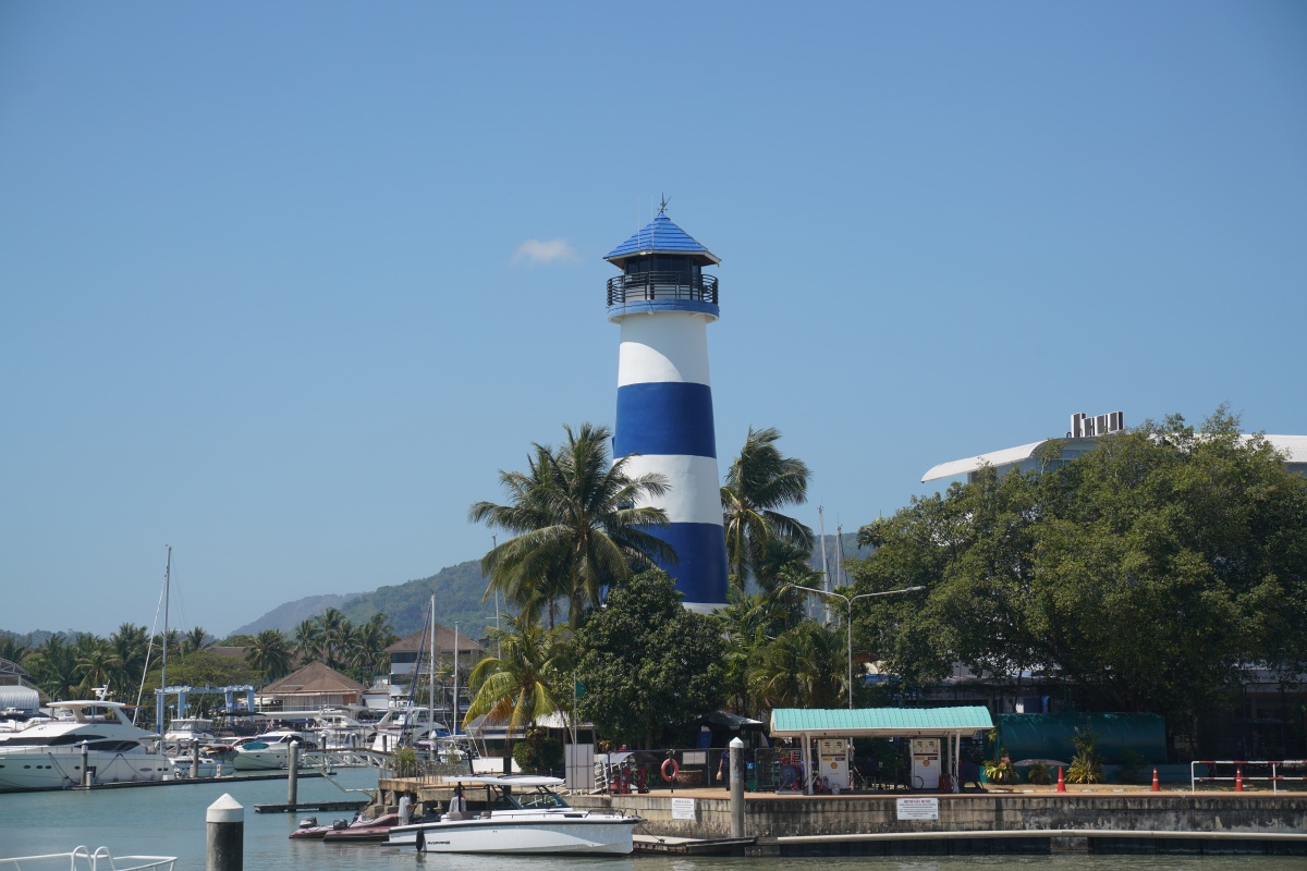 Blauer Leuchtturm der Boat Lagoon Marina in Phuket-Stadt