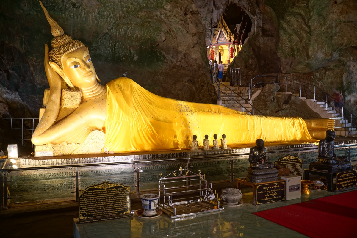 Liegender Buddha in der „Affenhöhle“ Wat Suwan Khuha