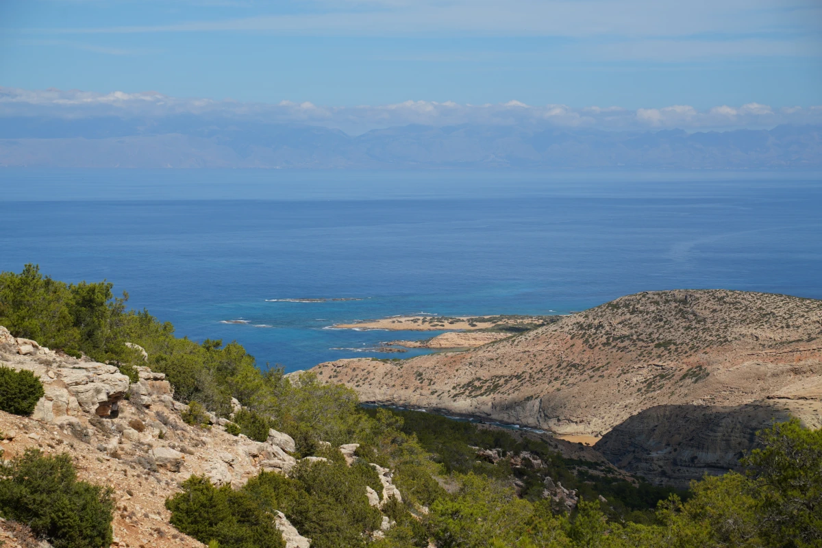Blick von Ámbelos Richtung Akrotírio Ágios Ioánnis, im Hintergrund Kreta