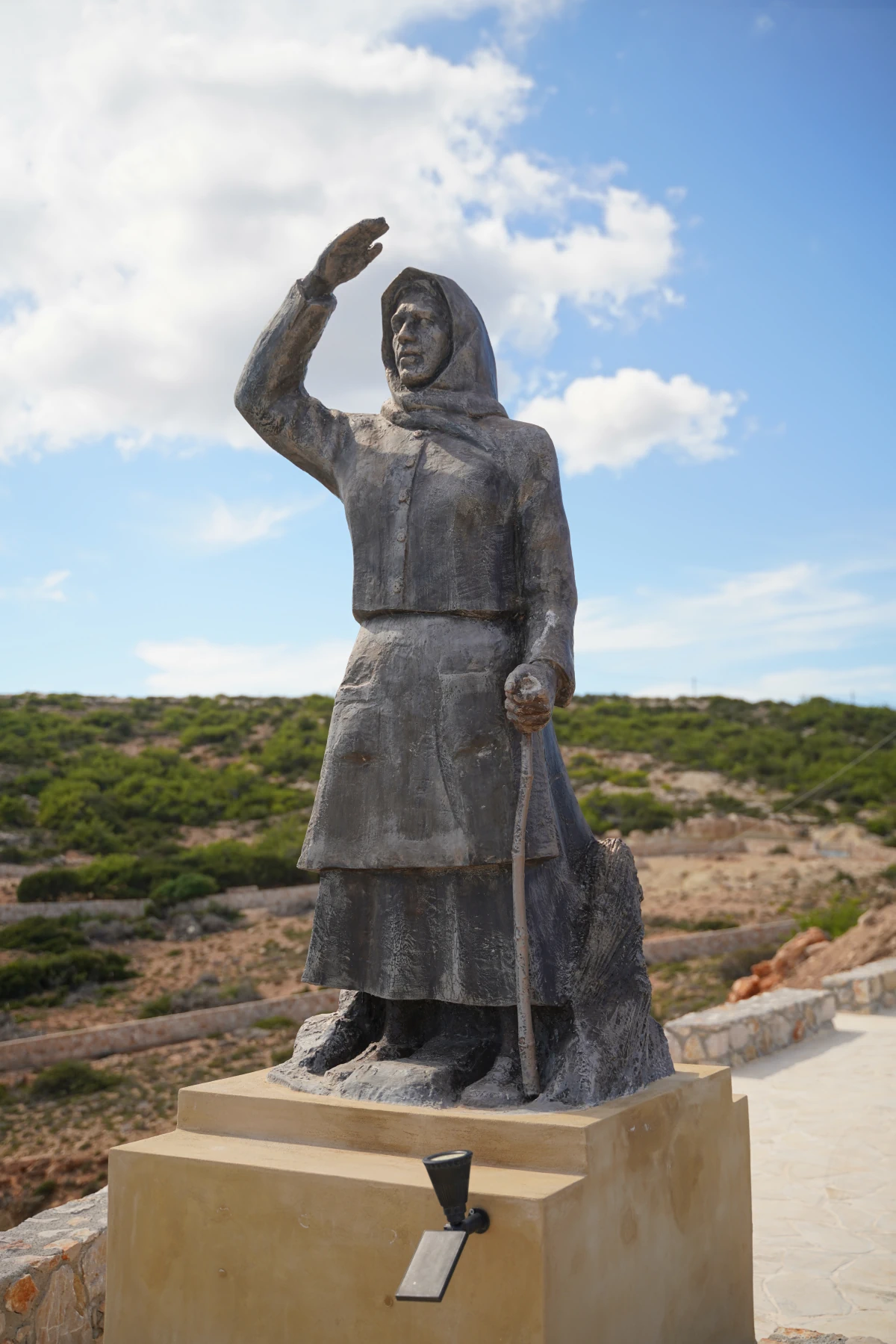 Wartet schon auf meine Wiederkehr: Statue oberhalb des Hafens Karavé von Gav́dos