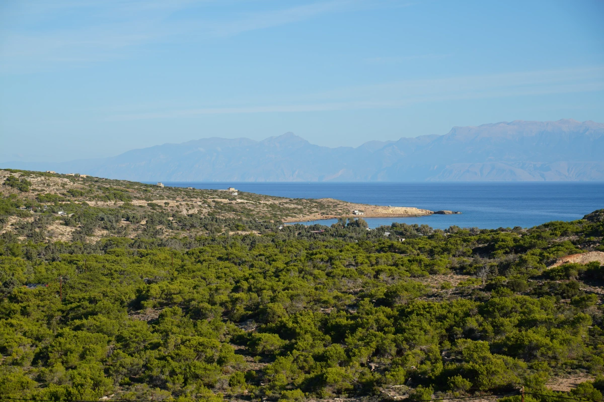 Bucht von Sarakíniko auf Gav́dos, im Hintergrund die Lefká Óri von Kreta