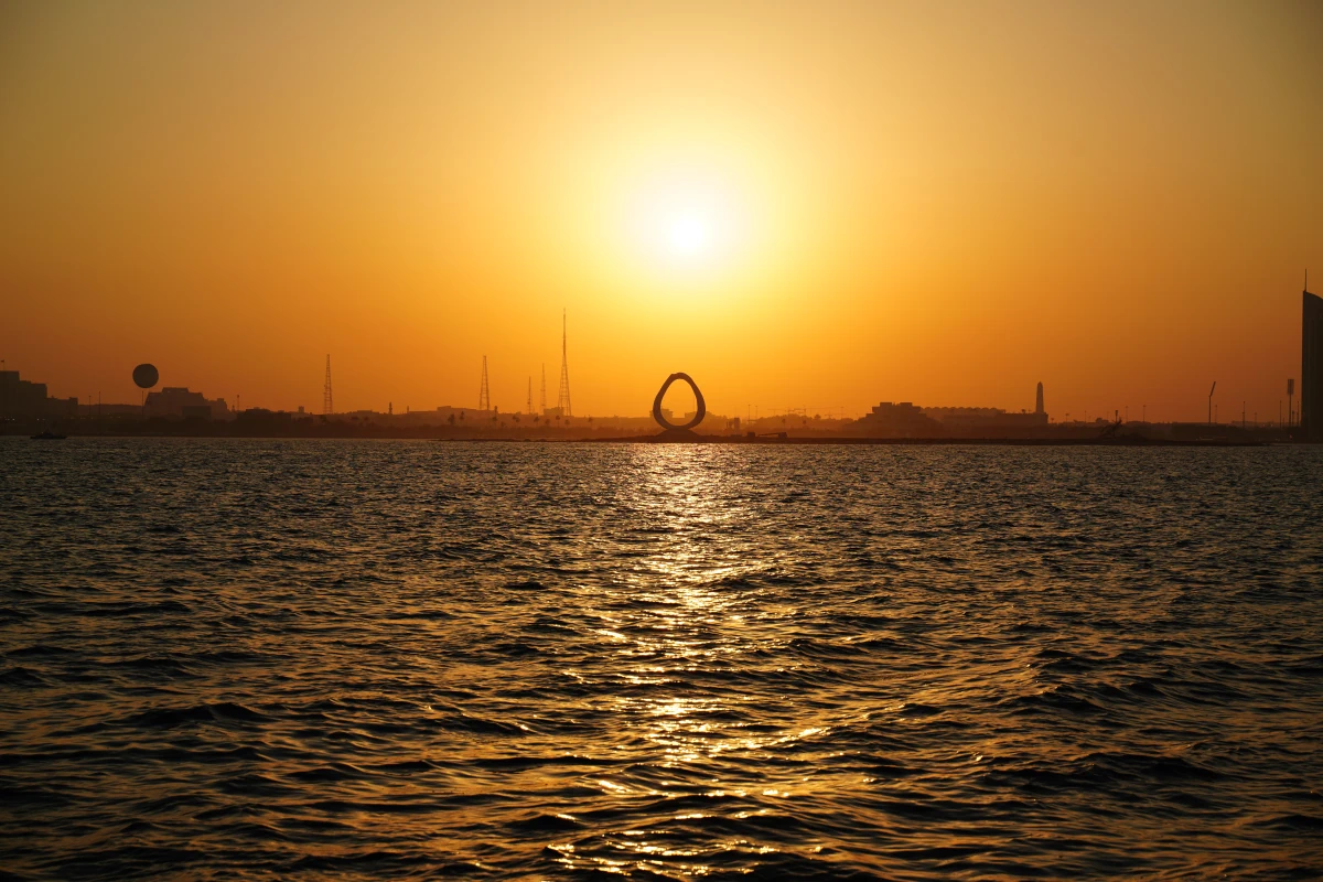 Weltmeisterschafts-Skulptur im Sonnenuntergang