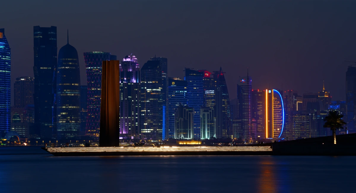 „7“ von Richard Serra vor der Skyline von Doha vom MIA Park aus betrachtet