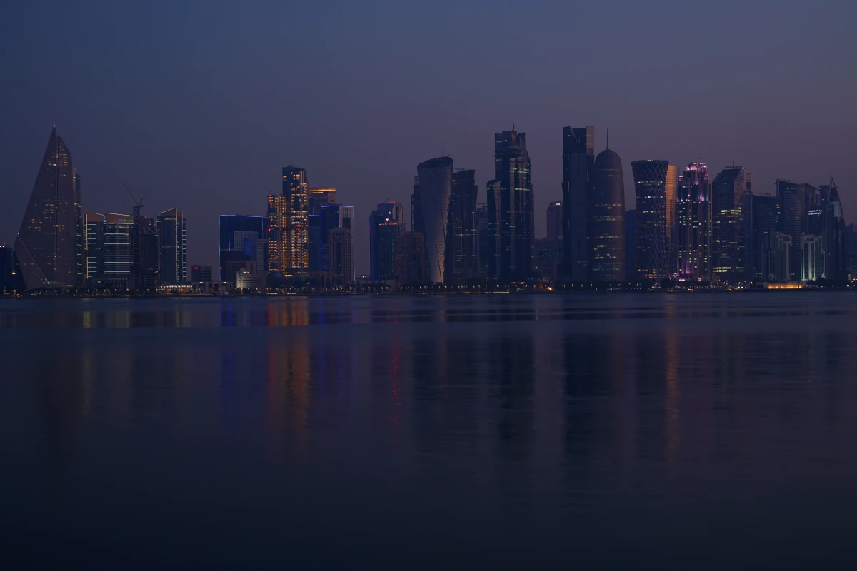 Skyline von Doha vor Sonnenaufang, gesehen vom MIA Park