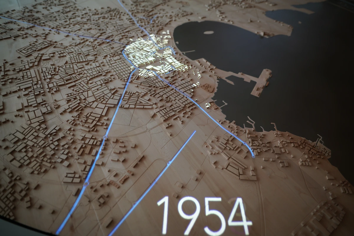 Kleiner Küstenort: Doha im Jahre 1954 (weiß) im Vergleich zur heutigen Größe (dunkel) im Nationalmuseum von Katar