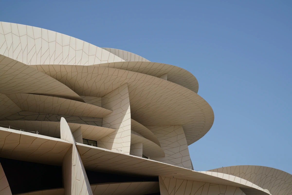 Die Fassade des Nationalmuseums von Katar ist einer Wüstenrose nachempfunden