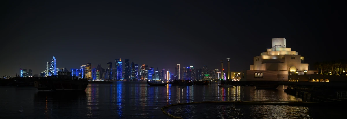 Nächtliche Skyline von Doha, rechts das Museum für Islamische Kunst