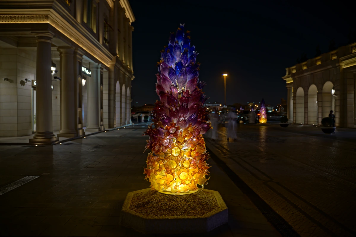 Typische Lampe an der klimatisierten Einkaufsstraße von Katara Cultural Village