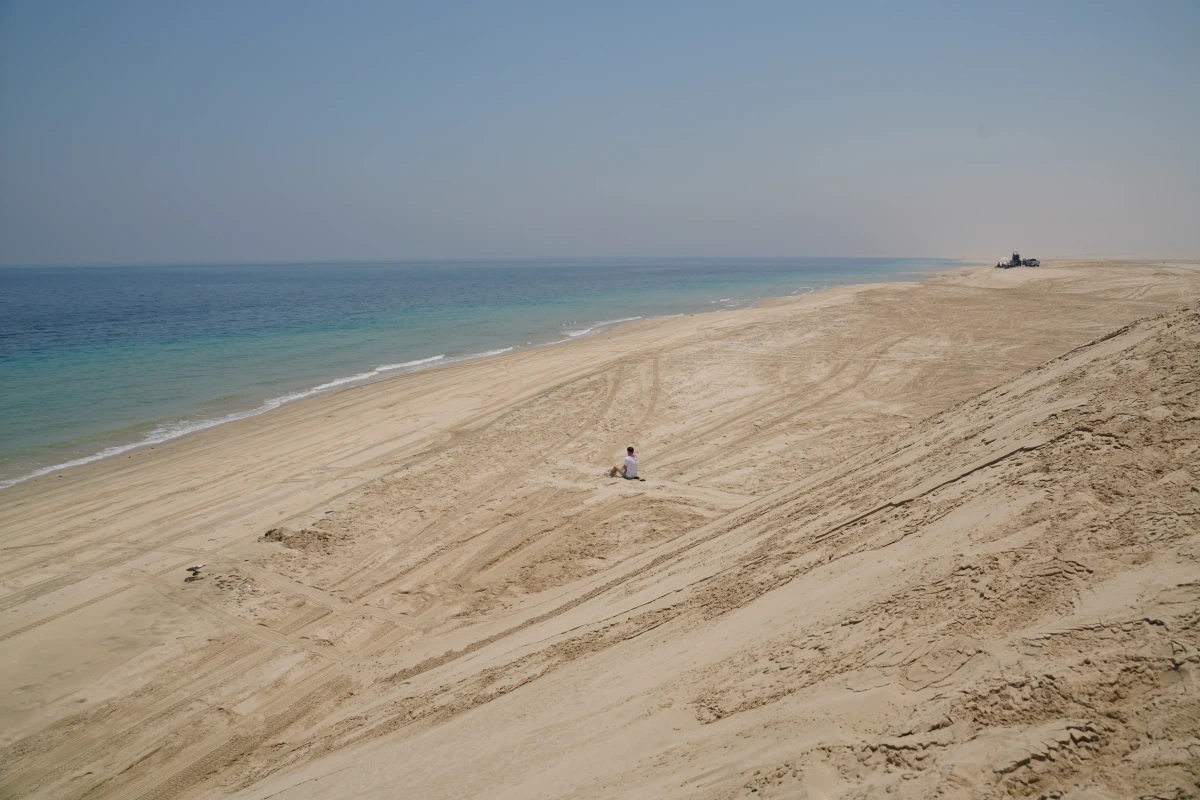 Dünen-Sandboarding am Meer im Katar
