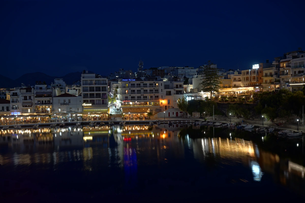 Voulisméni-See in Ágios Nikólaos am Abend