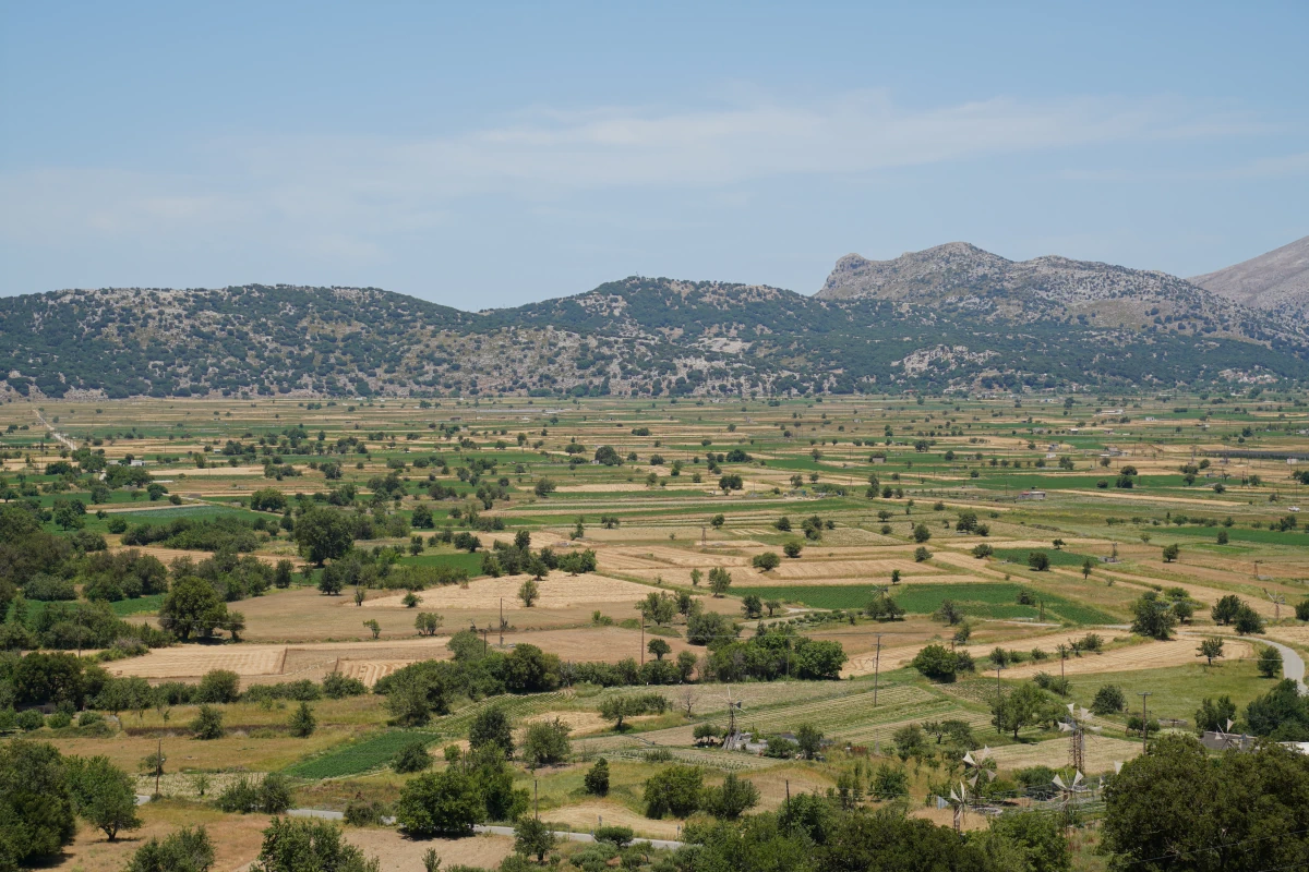 Blick von der Zeus-Höhle von Psychró (Dikéon Ándron) auf die Lasíthi-Ebene auf Kreta