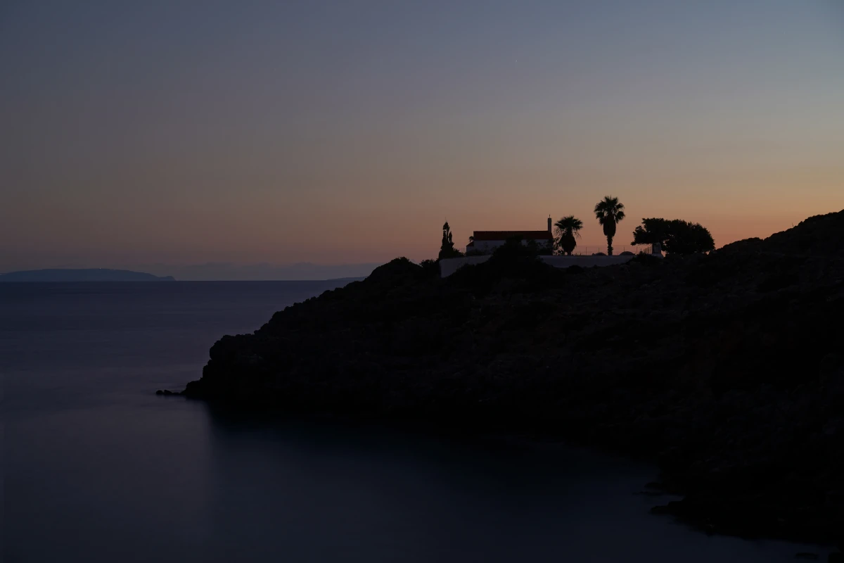 Ágios Charálambos („Heiliger Harald“) bei Loutró auf Kreta nach Sonnenuntergang, im Hintergrund links Gav́dos