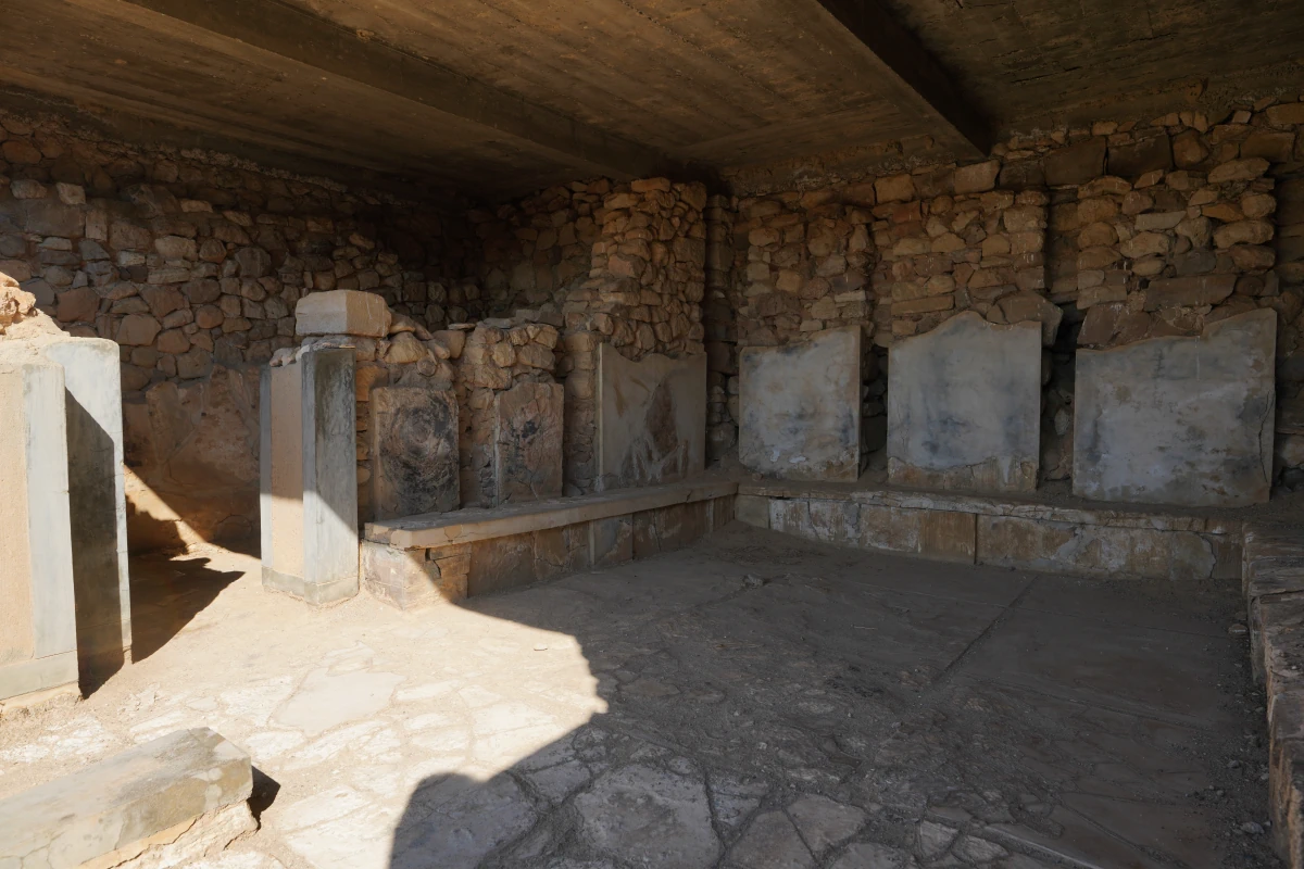 „Raum mit ‚Bank‘“ (offizieller Name) im Palast von Agía Triáda auf Kreta