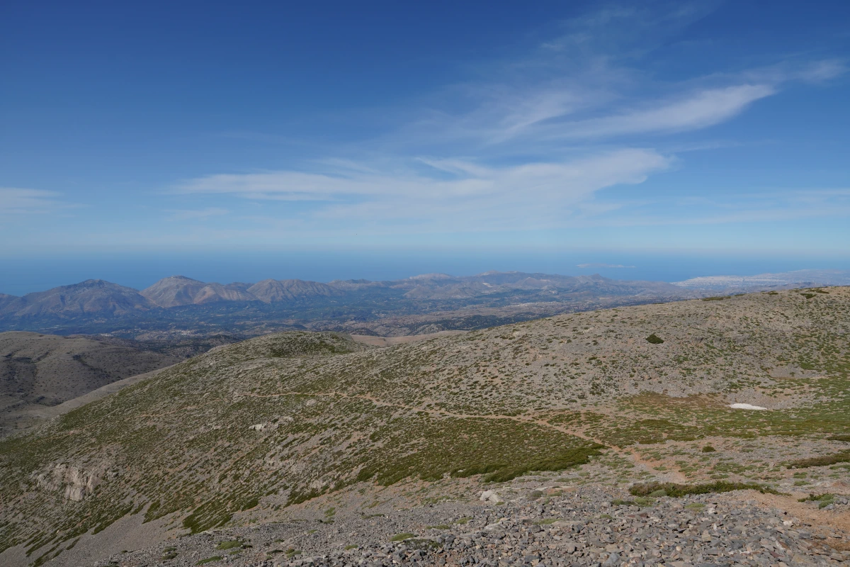 Blick von der Gabelung am Psilorítis auf Iráklio (rechts) auf Kreta, davor die Insel Día, rechts unten Schnee