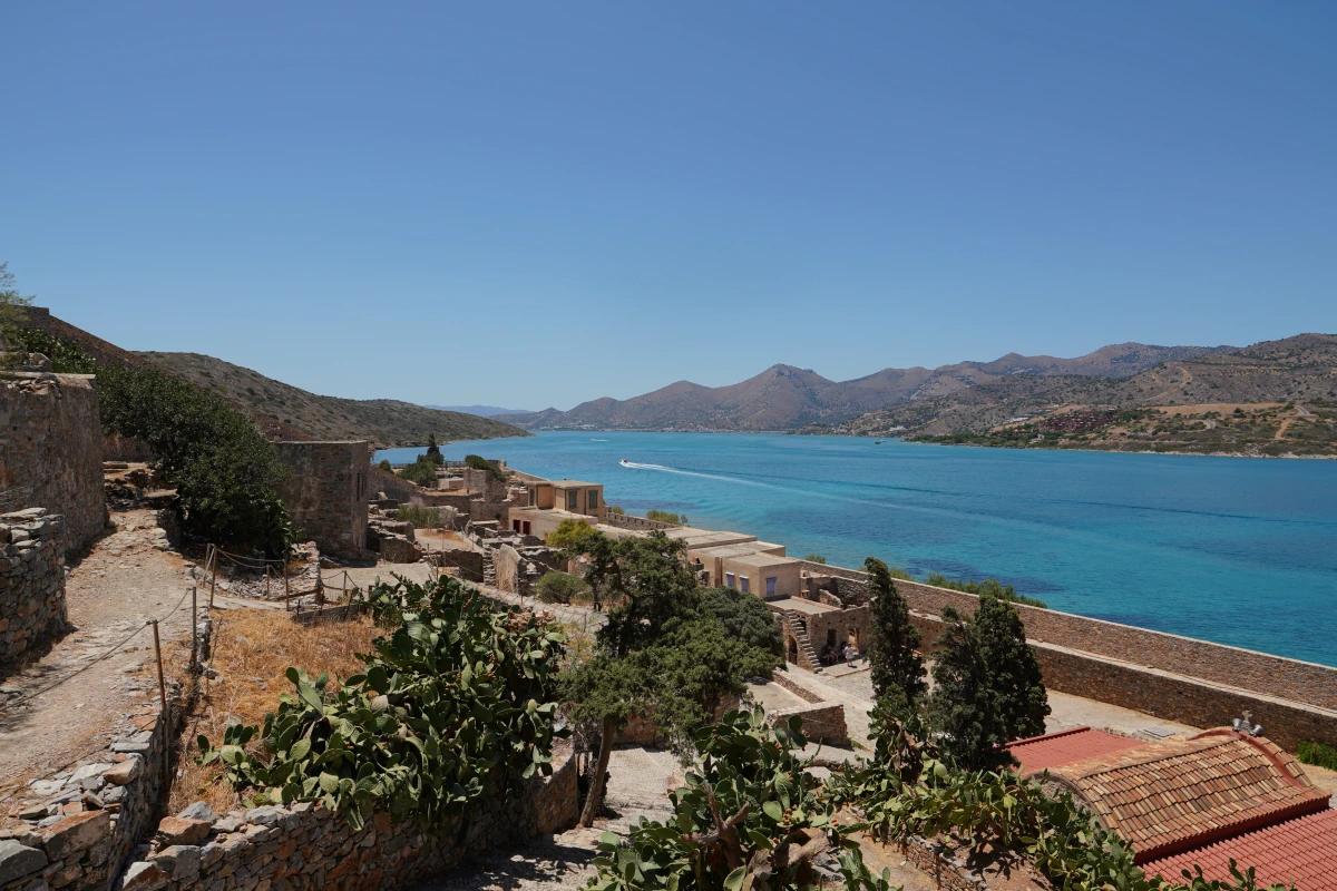 Blick über Spingalónga, links im Hintergrund die Spingalónga-Halbinsel (Kolokýtha), rechts Kreta