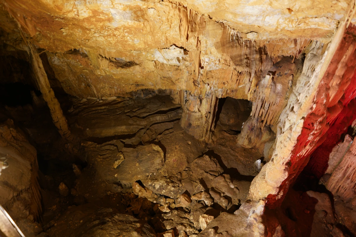 „Versteinerte Wellen“ in der Sfendóni-Tropfsteinhöhle: Die „Tür“ etwas rechts der Mitte ist tatsächlich ein Gang, aber der ist auf etwa 15 bis 20 Metern nicht hoch genug