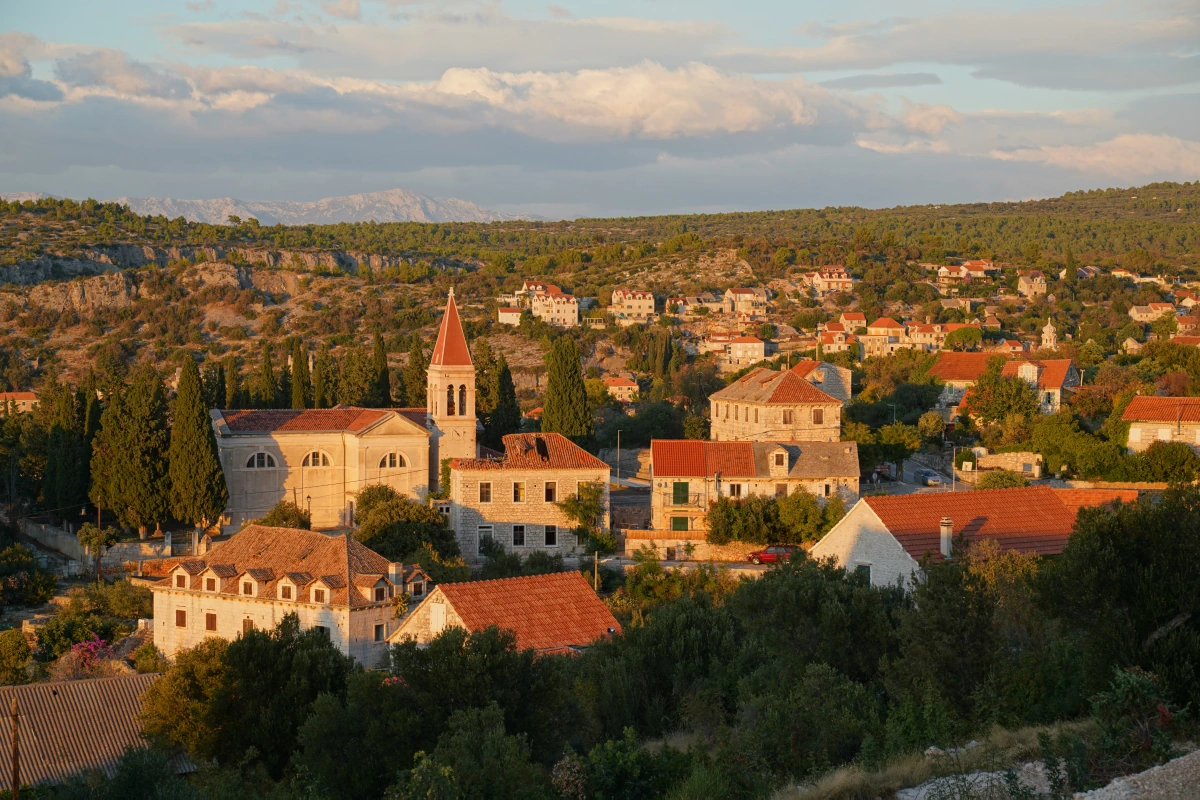 Bobovišća auf Brač in der untergehenden Sonne